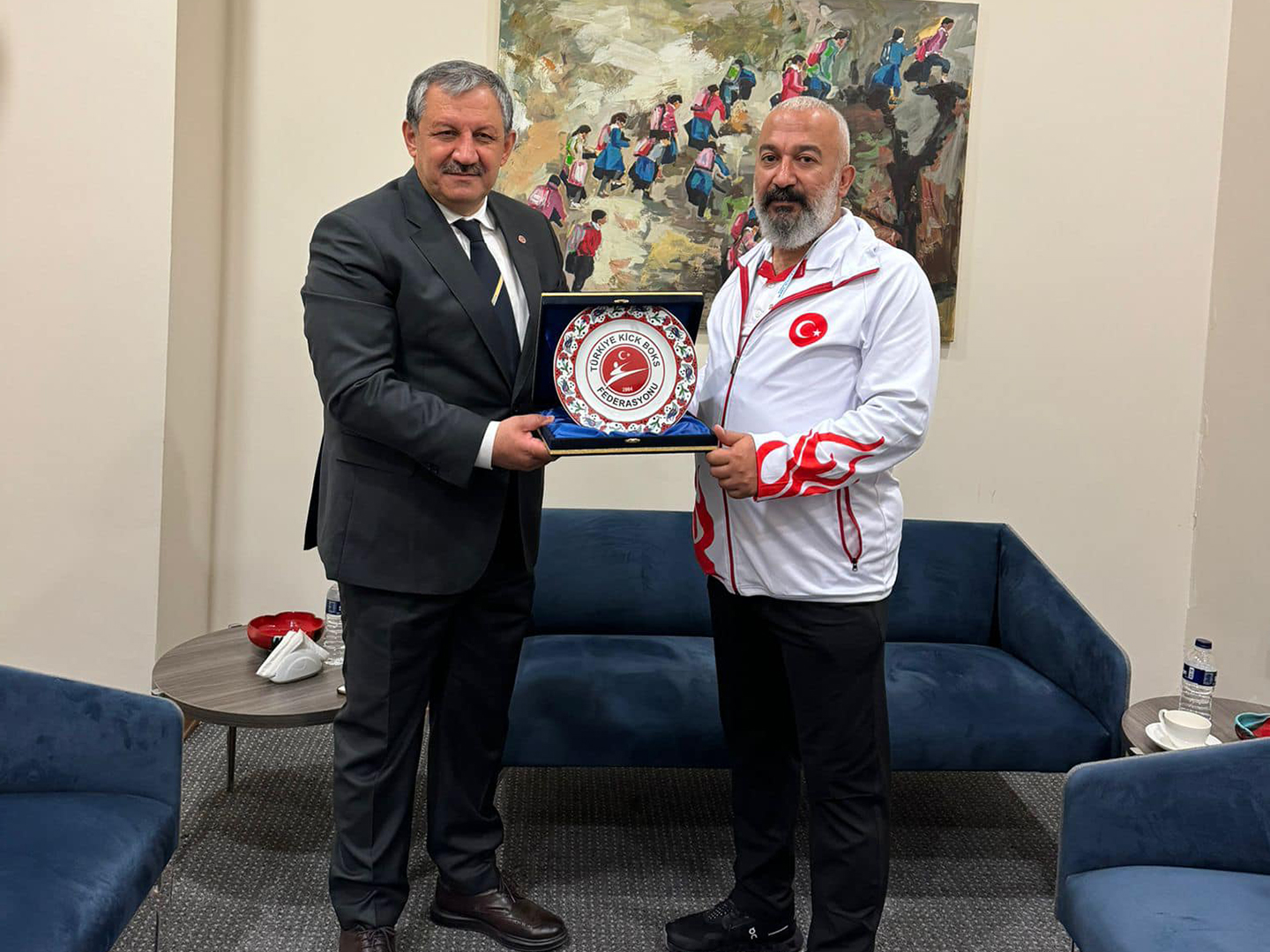 Türkiye Kick Boks Federasyon Başkanı Sayın Salim Kayıcı Bey Plaket Takdim Etti